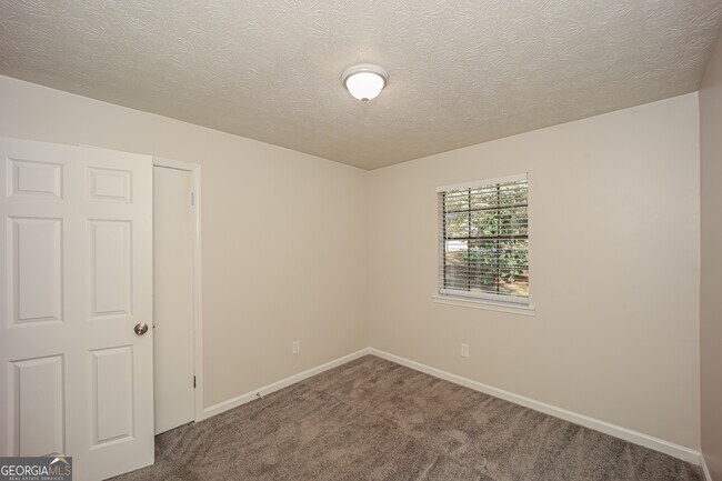 Building Photo - 140 Hunt Ridge Dr