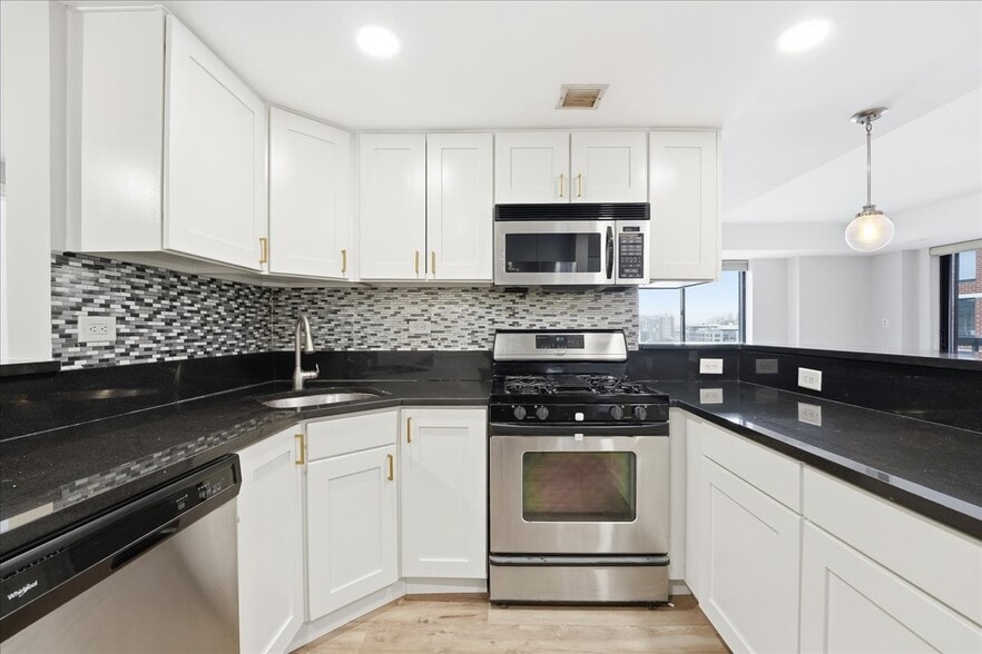 Building Photo - 700 1st St