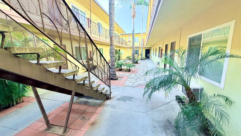 Building Photo - 810 W Duarte Rd