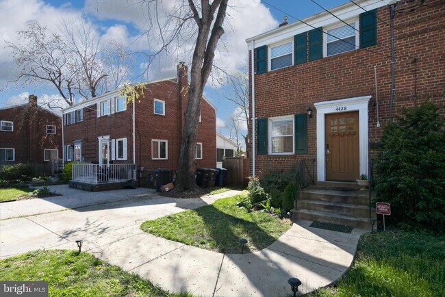 Building Photo - 4428 Vermont Ave