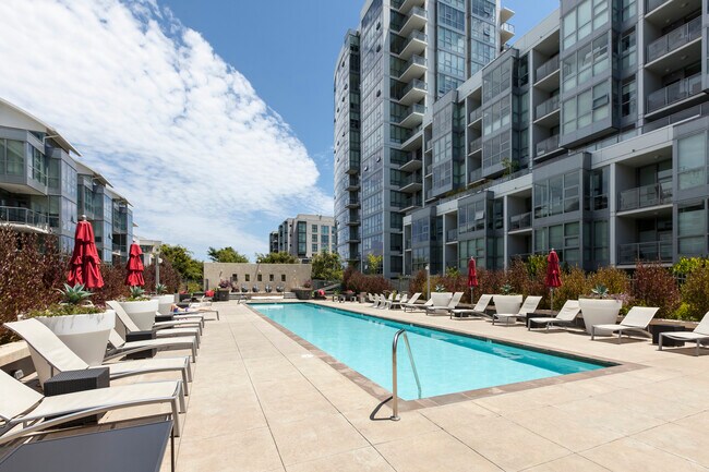 resort-style pool, hot tub & lounge area - 480 Mission Bay Blvd N