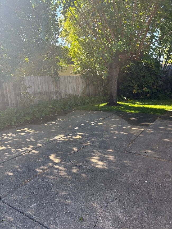 Building Photo - Bennett Valley 3 bedroom 2 bath Home!