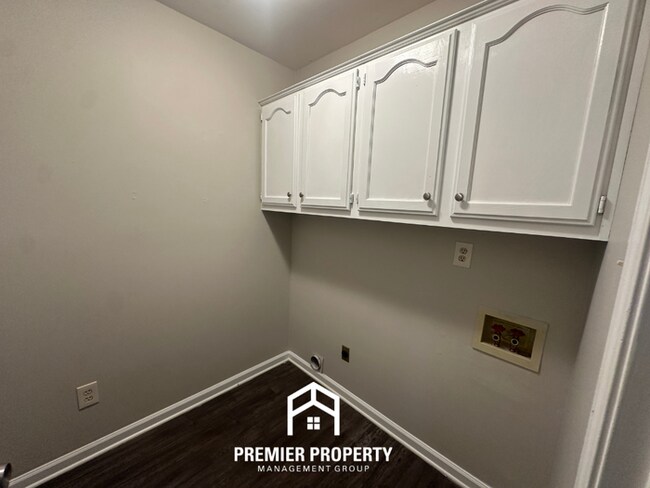 Building Photo - 8374 Kings Trail Cove