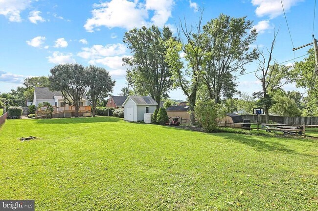 Building Photo - Picture-Perfect 2 Bedroom Home!