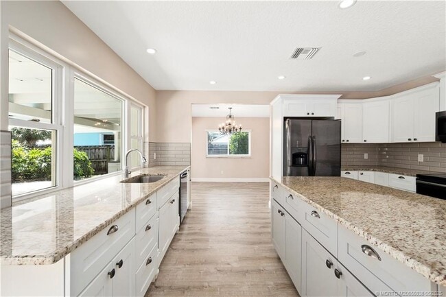 Building Photo - 4590 SE Glen Ridge Trail