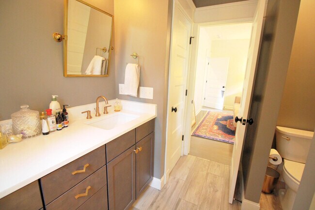 Building Photo - Charming 3 bedroom 2.5 bath home in incredible Durham location, with a massive fenced in yard!