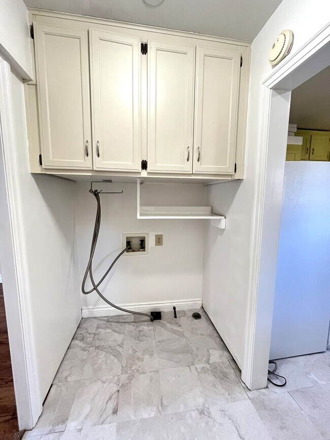 Building Photo - Large 3 Bed 1 Bath