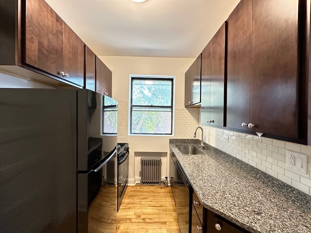 Building Photo - 2311 W Wilson Ave