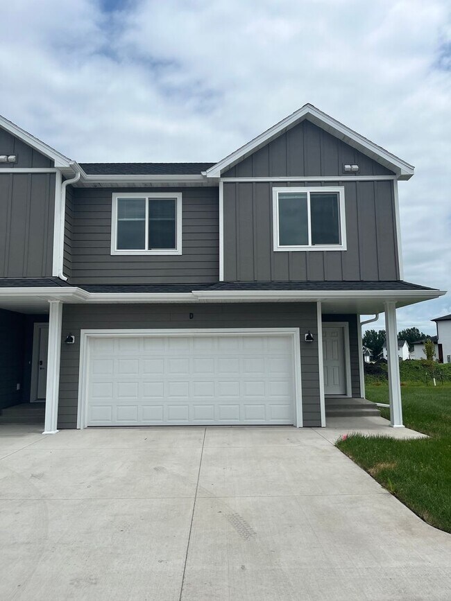 Building Photo - 3 Bed 3 Bath Townhome