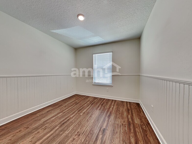 Building Photo - 215 Onate Cir