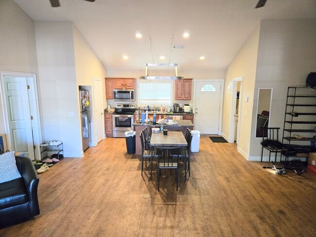 Building Photo - Eagles Landing 4 Bedroom/4 Bath condo Available for Fall 2026!!