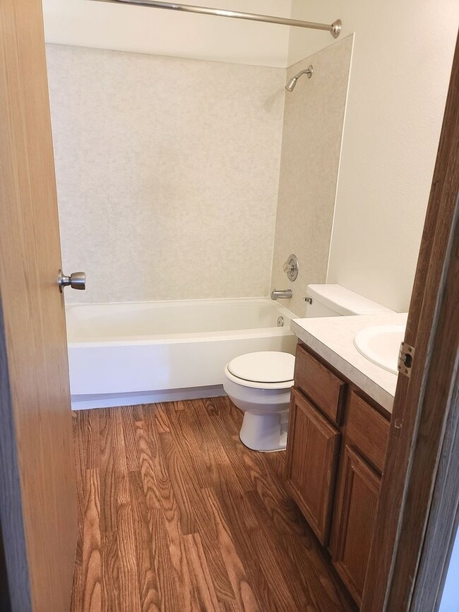 Building Photo - 3 bed 2 bath Single-Level townhome *Afford...