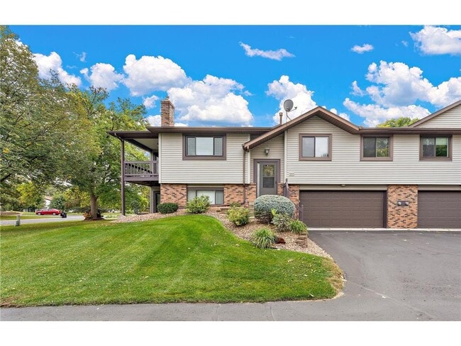 Building Photo - 560 Donegal Cir