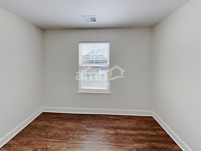 Building Photo - 950 Colonnade Dr