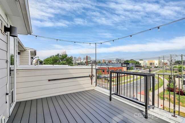 Building Photo - 228 Parkwood Ave