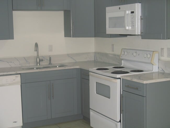 Building Photo - 9356 Roan Ln