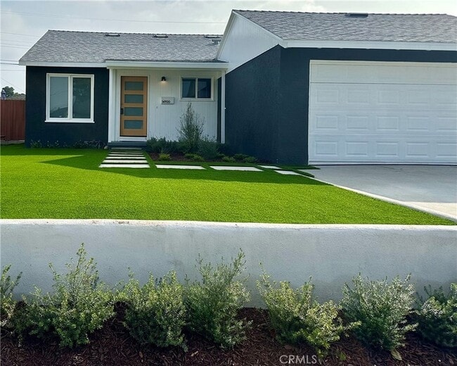 Primary Photo - 14900 Doty Ave