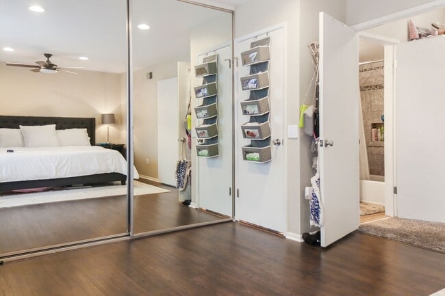 Building Photo - 3 Bedroom Townhome: Prime Location with Pool, Clubhouse and More!