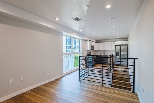 Building Photo - 2332 Carmona Ave