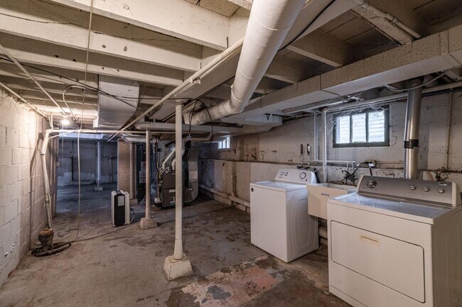 Building Photo - 3-4BR Rent or Rent to Own with New Kitchen and Garage!