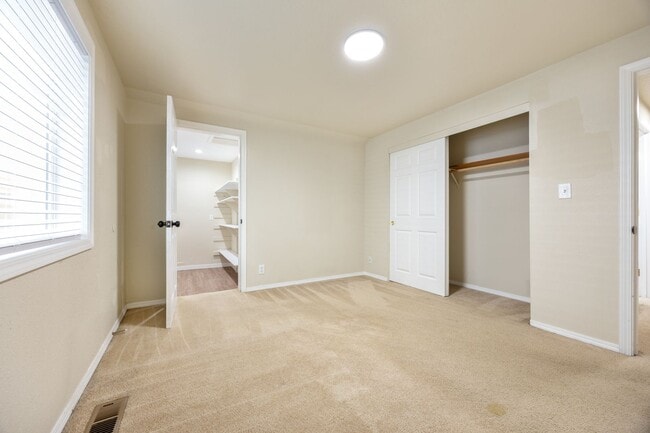 Building Photo - Spacious 5 bed/2 bath in SE Portland