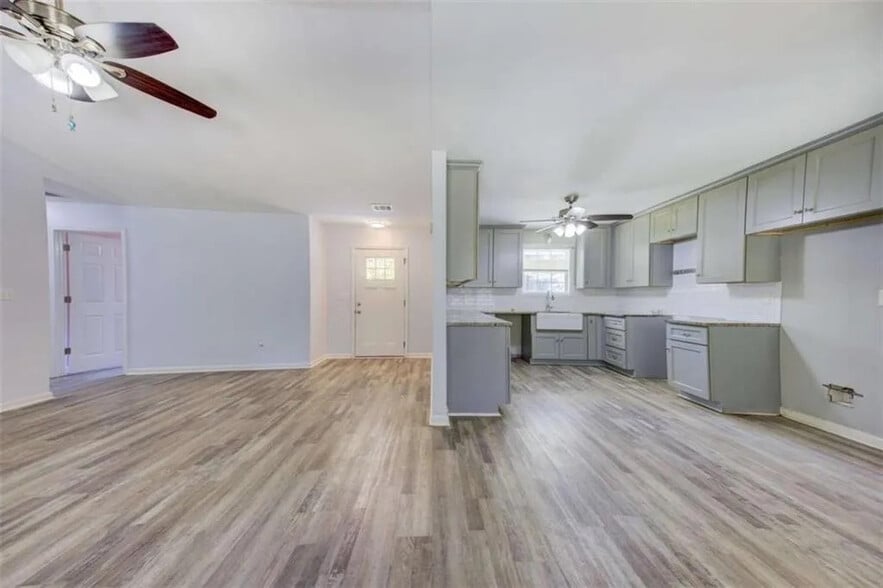 Building Photo - Room in House on Navajo Trail