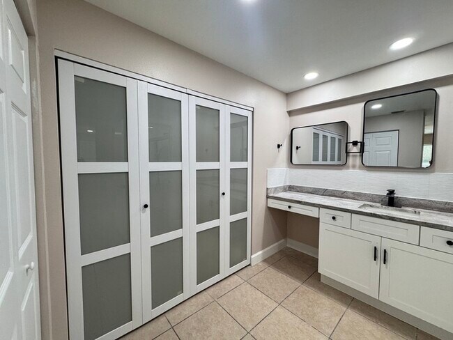Building Photo - Fully Renovated Palm Harbor Home