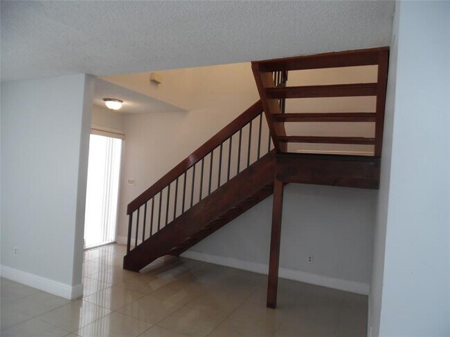 Building Photo - 4013 SW 68th Ln