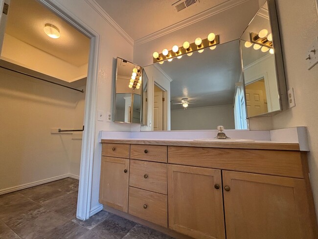 Building Photo - SPACIOUS 3 BEDROOM TOWNHOME FOR RENT IN DO...