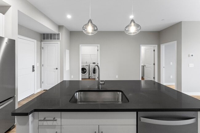 Building Photo - 999 Main St