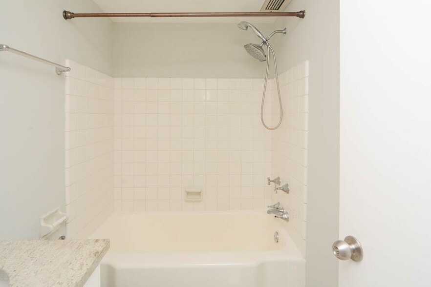 Building Photo - 428 W Wellington Ave