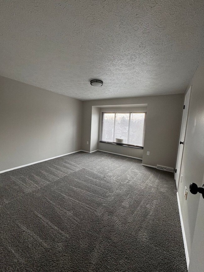 Building Photo - For Rent: 2 BD | 1.5 BTH | Garage | Spacio...