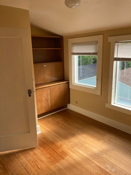 Primary Photo - 1909 Cedar St