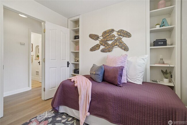 Building Photo - Amazing 3 br rambler w/ garage on LARGE fenced lot!