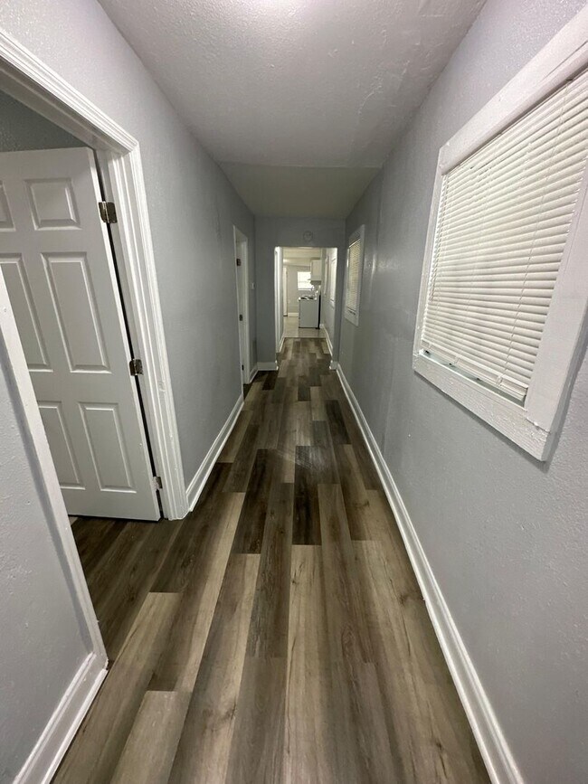 Building Photo - Fully Renovated 3/1 Single Family House Av...