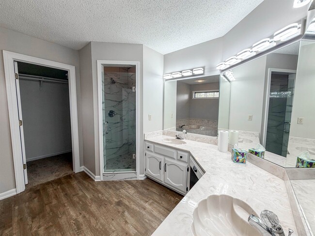 Building Photo - 3915 Oak Rd