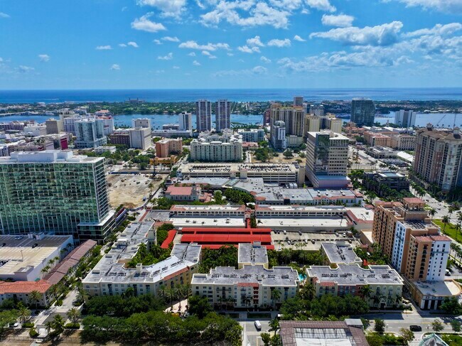Building Photo - 630 S Sapodilla Ave