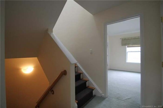 Building Photo - 49 Woodcrest Ln