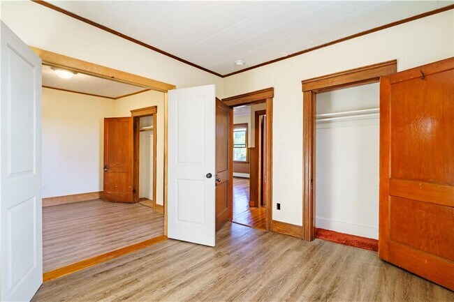Building Photo - 228 Valley St