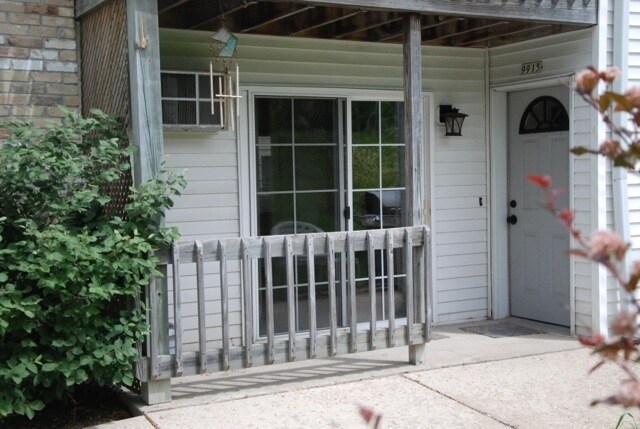 Entry with balcony - 9915 W Oklahoma Ave