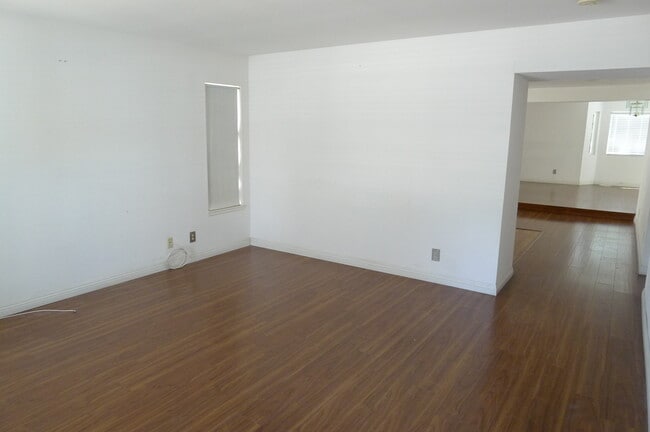 Building Photo - 2052 E Loraine St