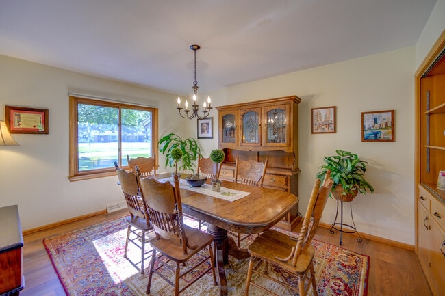 Building Photo - 2820 St James Ln