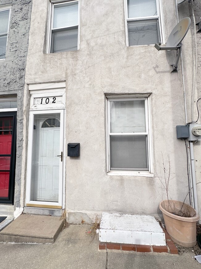 Primary Photo - 102 Davis St