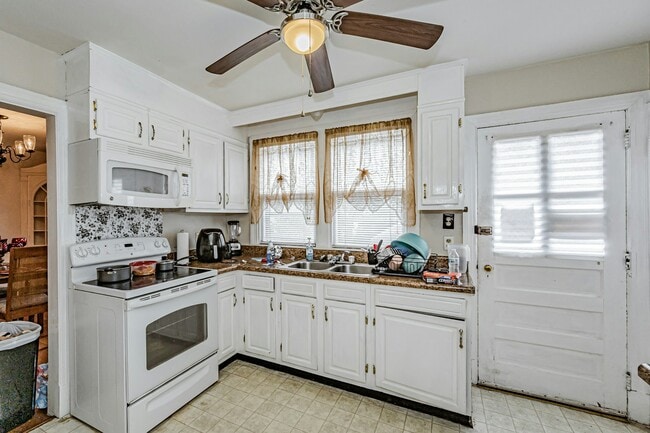 Building Photo - 1022 W 48th St