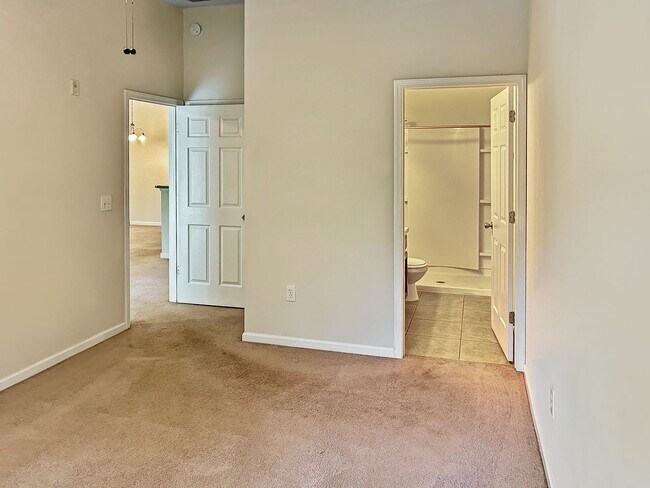 Building Photo - 2 Bed 2 Bath Condo in Gated Community with Balcony Views! Plenty of Amenities, Washer & Dryer and...