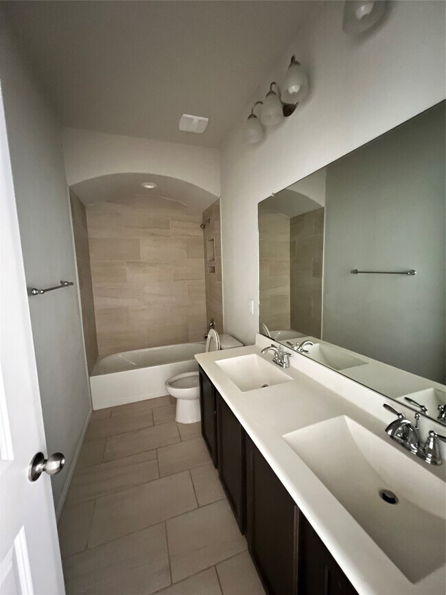 Building Photo - 23530 Mantova River Dr