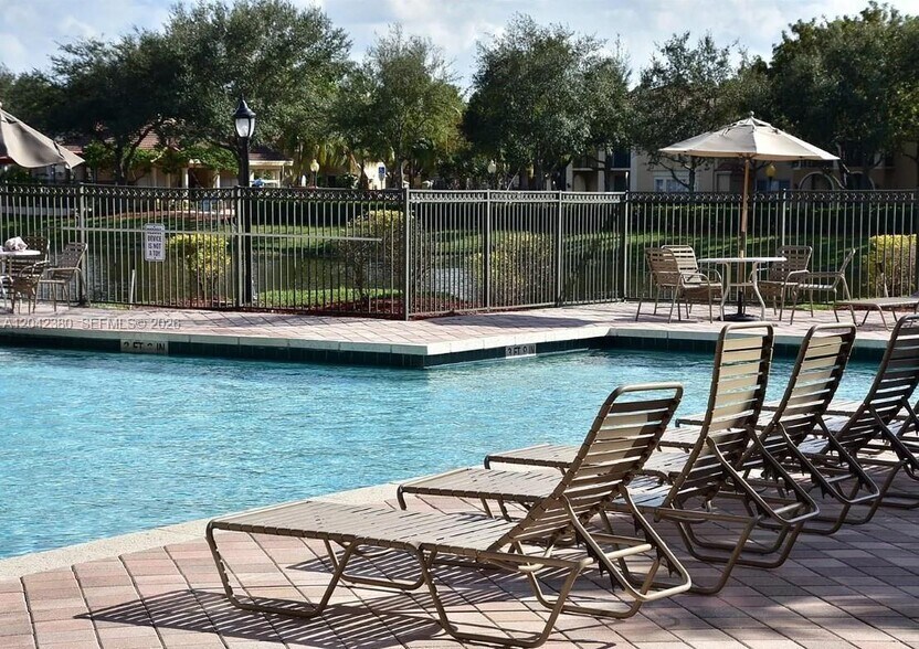 Building Photo - 2544 Centergate Dr