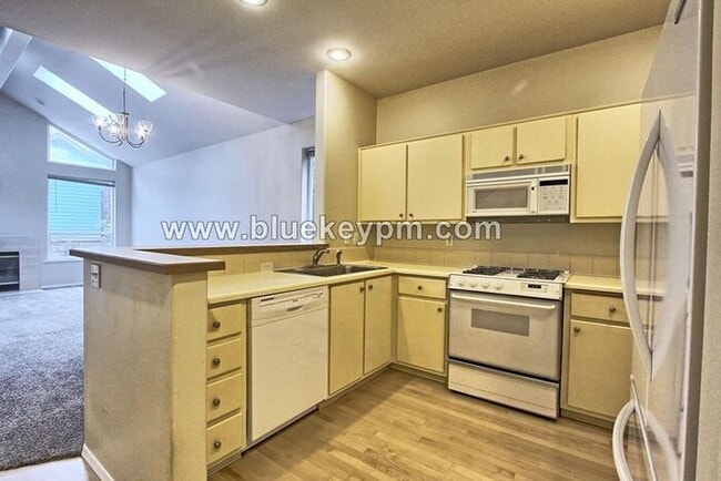 Building Photo - 2 Bed, 2.5 Bath Townhome Near Willamette Park