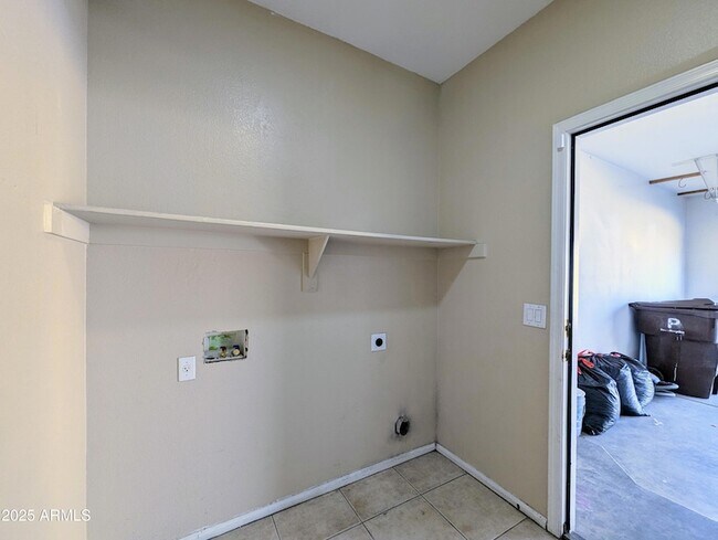 Building Photo - 8861 W Paradise Dr