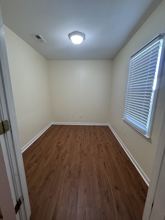 Building Photo - "Charming 3-Bedroom Retreat with Fireplace & Hardwood Floors in Fletcher, NC"